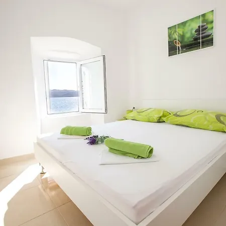 Apartmani Cindric Karlobag Exterior photo