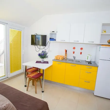 Apartmani Cindric Karlobag Exterior photo