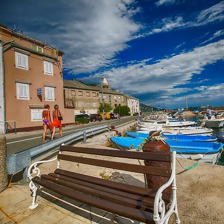 Apartmani Cindric Karlobag Exterior photo